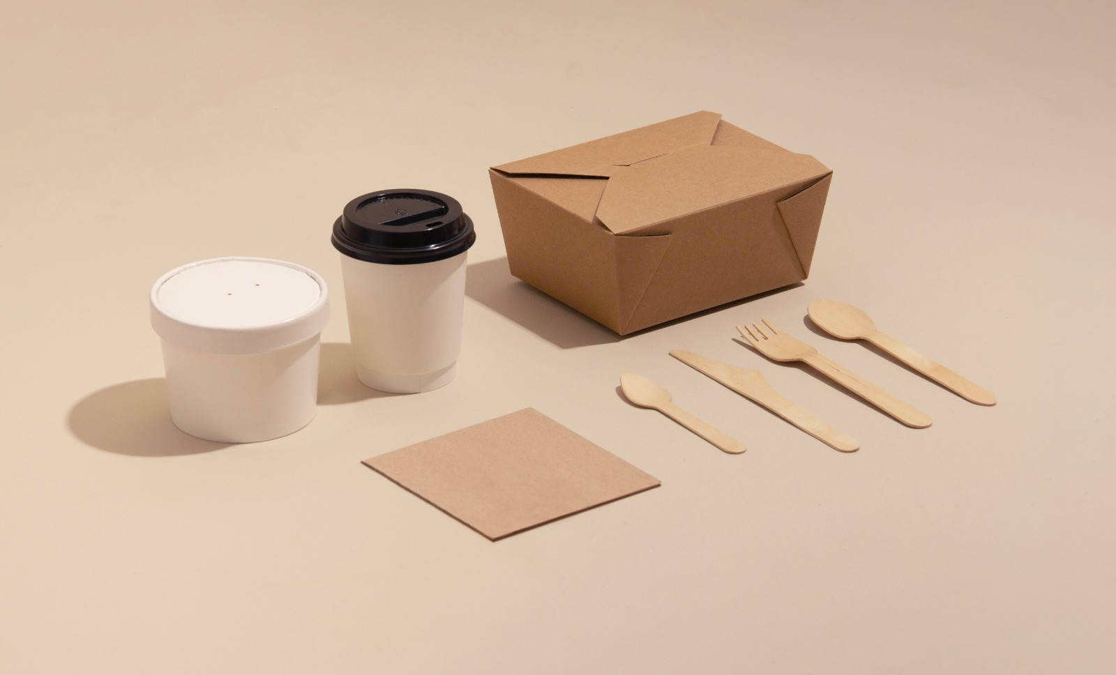 Boîtes kraft, gobelets et ustensiles en bois pour restaurants